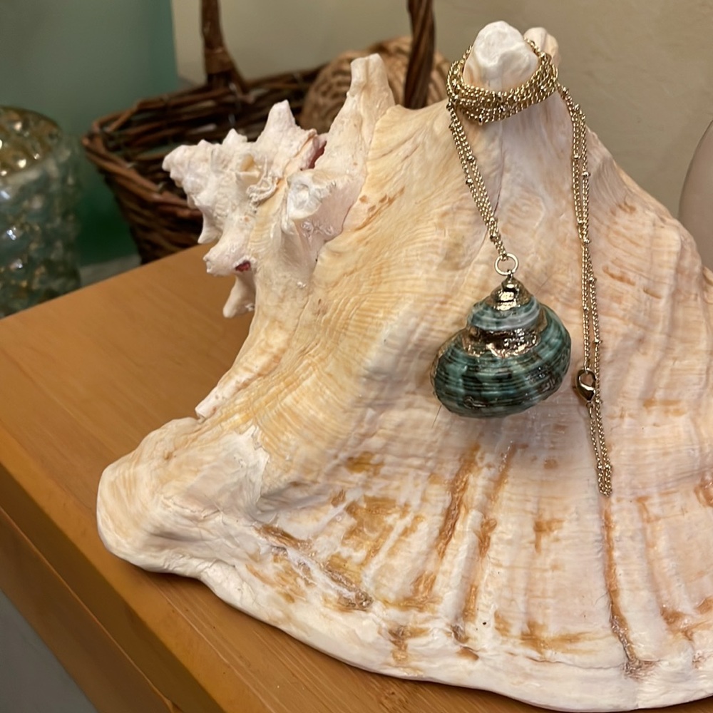 Lancharmed Green Tulip Shell Pendant Necklace